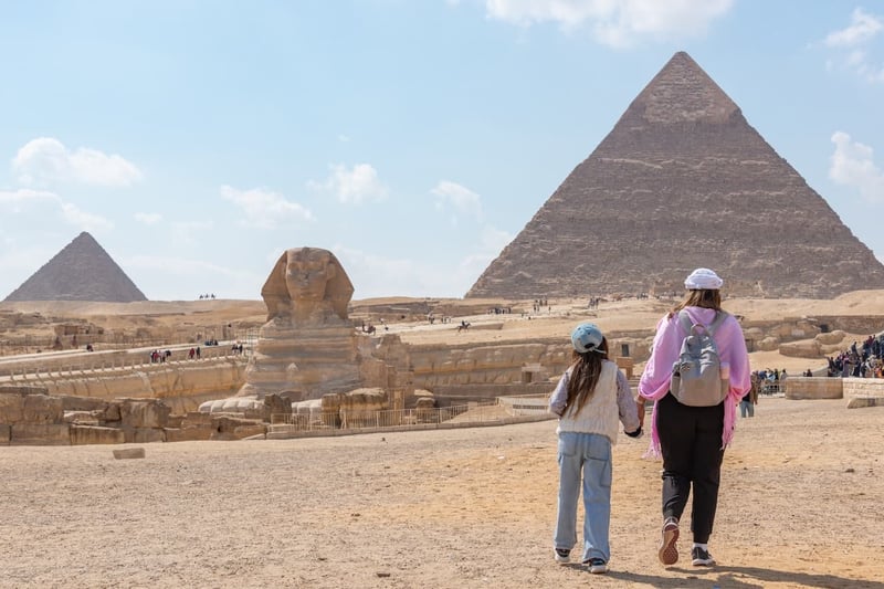 Worldschooling mother and daughter at the Great Pyramids of Giza